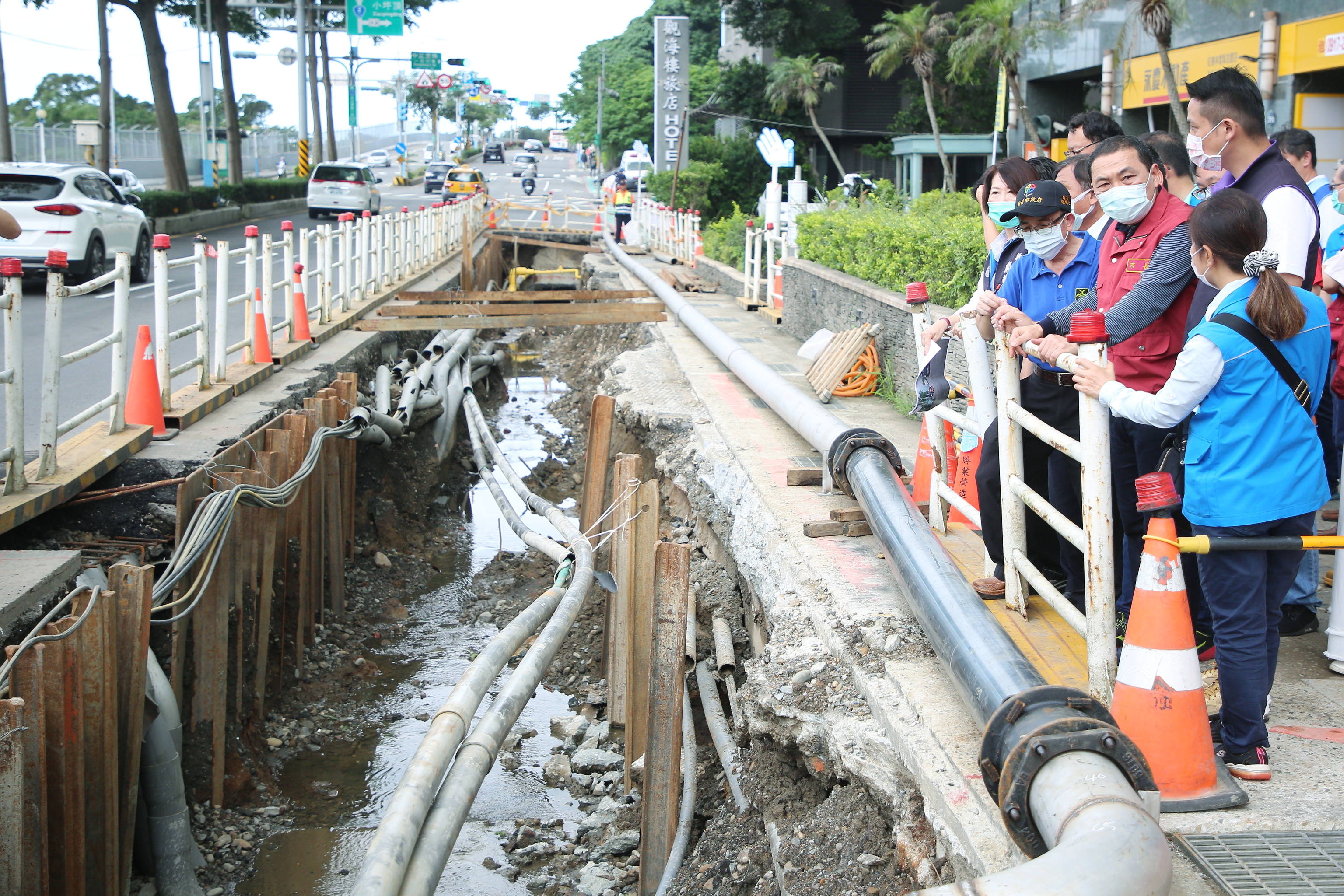 侯友宜市長前往淡水區關心因短時強降雨易積淹水路段改善工程